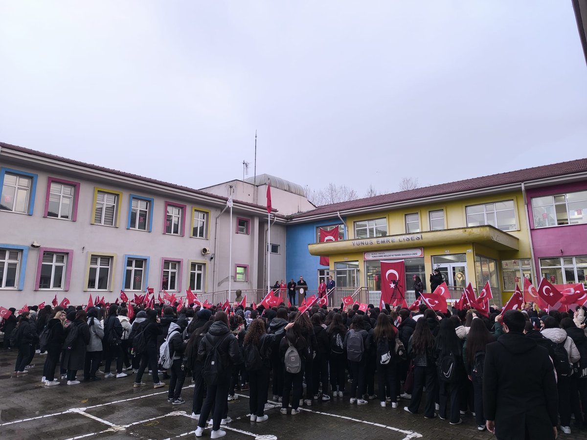 🇹🇷 İstiklal Bayrakla, İstikbal Maarifle…
İlçe Millî Eğitim Müdürümüz Halil İbrahim Zengin, Kaymakamımız Eren Arslan ile birlikte Yunus Emre Kız Mesleki ve Teknik Anadolu Lisesinde düzenlenen Bayrak törenine katılarak yeni eğitim öğretim yılının ikinci döneminin tüm ...