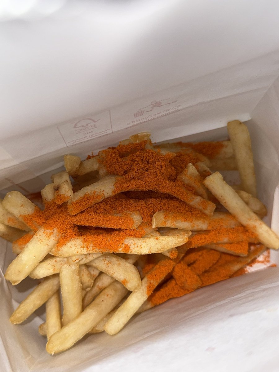 맥도날드 마라시즈닝 향도 마라 그 자체고 먹다 보면 혀랑 입술에 마비옴 혀에 쥐난 것 같아 근데 중독성이 미침