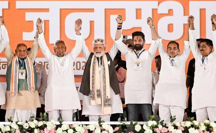 IndexBihar's tweet photo. Centre Govt will spend ₹5,000 crore each on 7 city economic regions: Surat, Varanasi, Vizag, Pune, Bengaluru, Odisha & Tamil Nadu.

Not a single region from Bihar.

A direct question to Bihar’s leadership:
Why is Bihar missing again & what are you doing to change this?
@iChiragPaswan @jitanrmanjhi