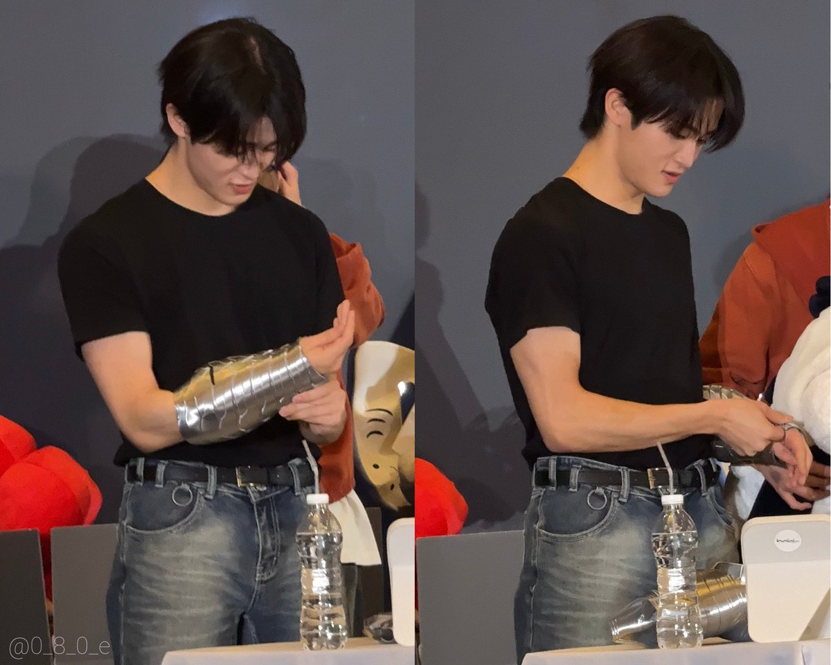 kaosan dan celana jeans >>>🧎🏻‍♀️