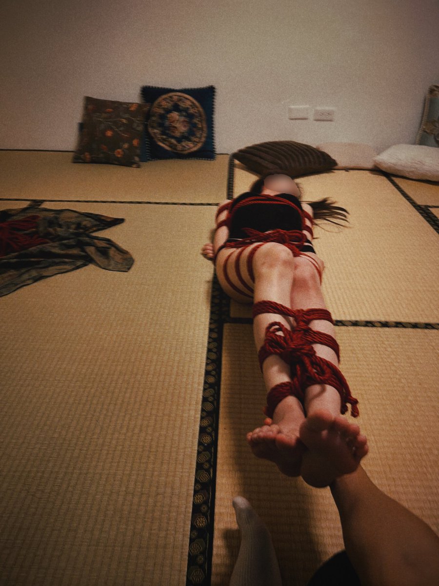 意外解鎖新場地，互動了新繩手，還拍了好看的照片（快樂

交流之中感受到的是平靜而穩定的能量

即使是完全被拘束、被掌控，
失去任何反抗能力，只能感受逐漸被收緊，並給予疼痛，控制呼吸、心跳

但依舊能夠感受到高度的安全感，並全心沉浸其中

真的是很溫柔的療癒系繩手
🪢<a href="/OM1997993/">OM</a>