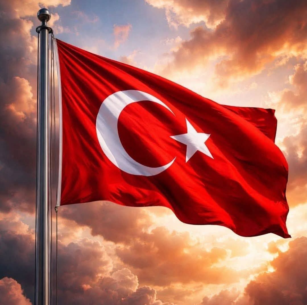 Kim bu cennet vatanı n uğruna olmaz ki fedâ
Şüheda fışkıracak toprağı sıksan şüheda
Canı cânânı bütün varımı alsın da HÜDA
Etmesin tek vatanımdan dünyada cüda