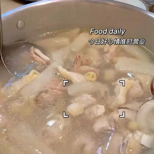 bumby40986's tweet photo. 一口咬到东南亚海边！青柠叶裹着香茅烤鸡，椰香饭吸满酸辣汁，连手指都想舔干净～ https://t.co/wh2m0H86zb