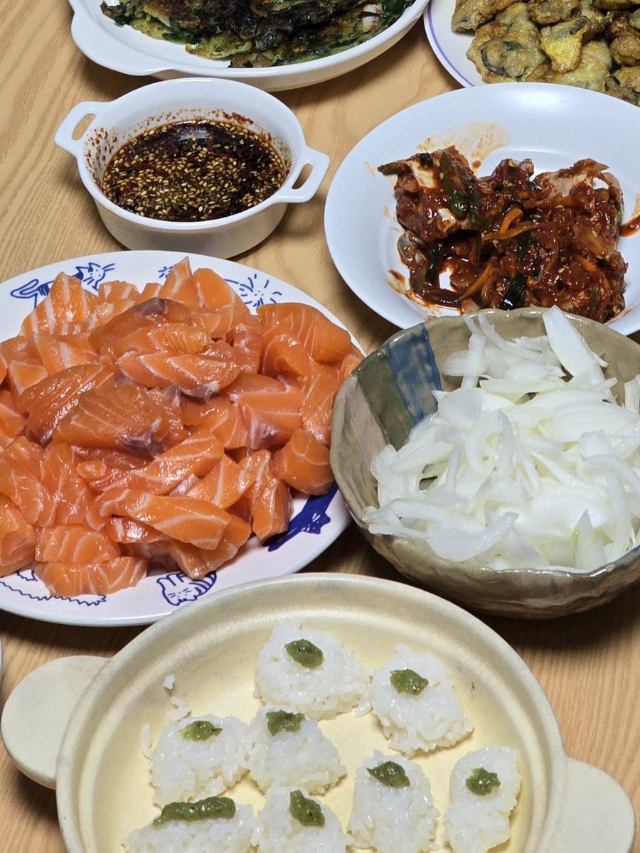 feb_17_20's tweet photo. 여자 셋이면 밖에서 연어 안사먹고
연어 1키로 시켜서 숙성하고 손질해서 먹어요 개이득 https://t.co/pYDDAEn1FD