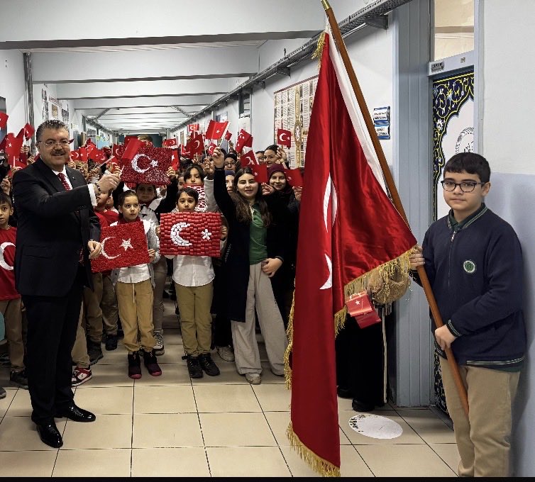 2025–2026 eğitim öğretim yılı ikinci dönemine, anlamlı bir temayla başlıyoruz.
Yeni dönemin ilk haftasında okulumuzda ay yıldızlı bayrağımızın anlamı, tarihî değeri ve milletimiz için taşıdığı birlik ve beraberlik ruhu üzerine etkinlikler düzenlenecektir.