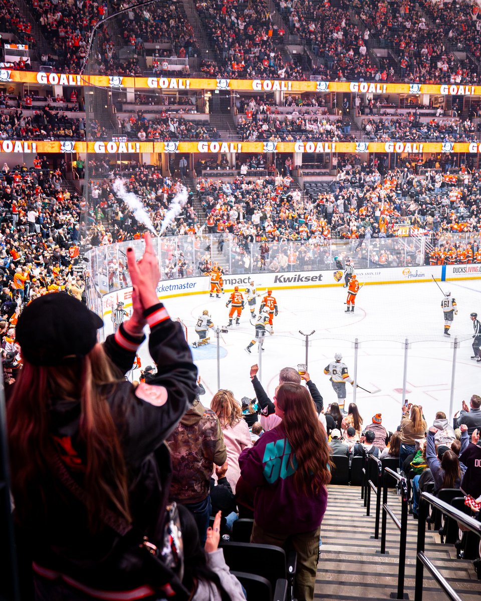 AnaheimDucks's tweet photo. Another 𝑺𝑬𝑳𝑳𝑶𝑼𝑻 crowd at @HondaCenter. 

You rock, Orange Country 🦆

#FlyTogether https://t.co/QA7Uts3Ab4