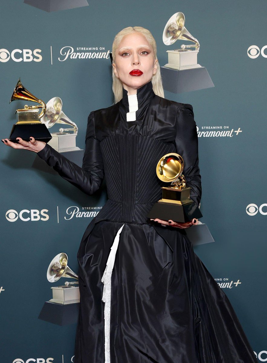 gagasourcelgs's tweet photo. GRAMMY WINNER! Lady Gaga com seus 2 gramofones no GRAMMYs 2026. https://t.co/Wtv6pCdWg2