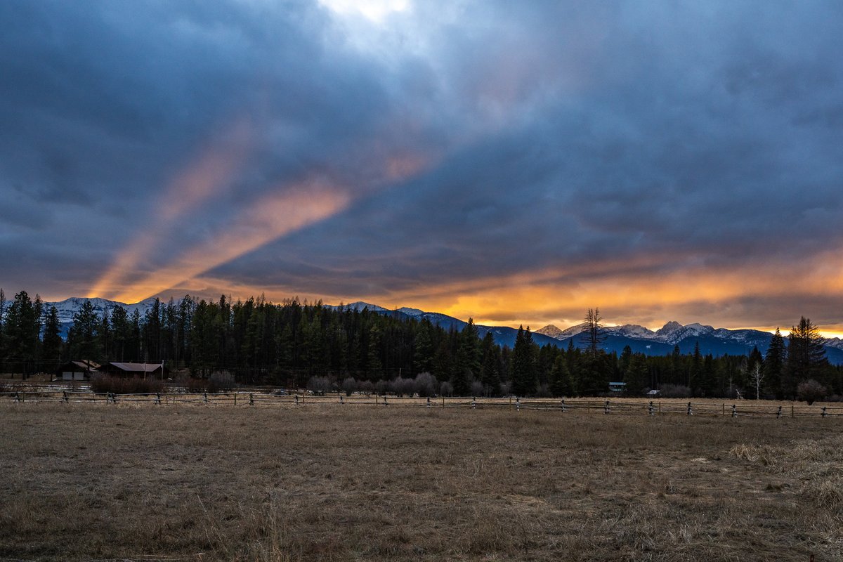 LeonKauffman's tweet photo. Crepuscular rays shooting across the winter wonderland (or maybe not so much) of the Swan Valley to usher in February https://t.co/81tVTew9ik