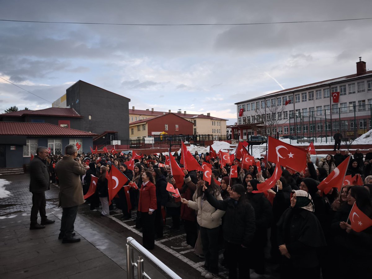 🇹🇷🇹🇷🇹🇷
#BayraklaBaşlayanOkul