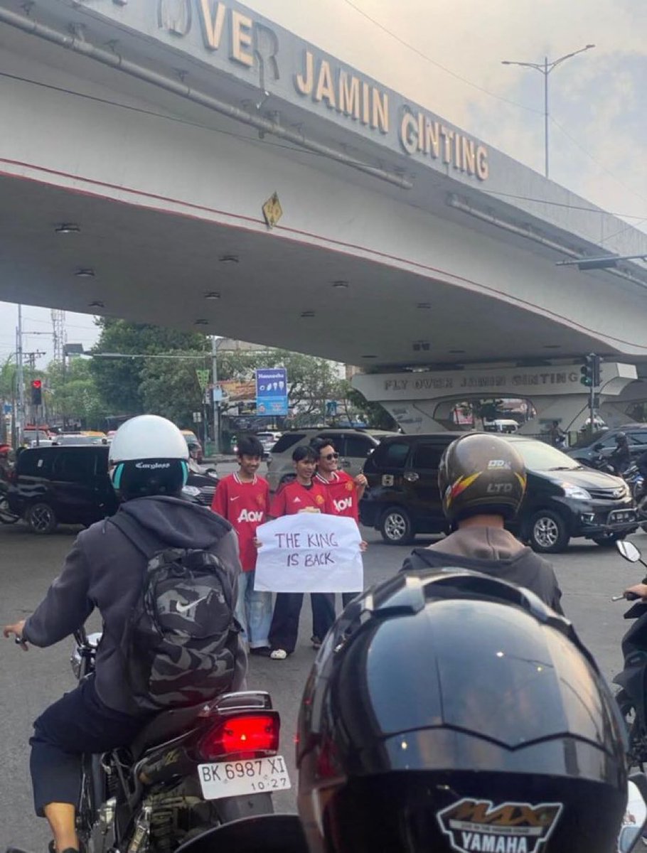 MafiaWasit's tweet photo. Kimbek lah, gua curiga Tulisan Flyover Jamin Ginting ini hilang bukan karena dicuri rayap Medan buat pompa. Tapi emang karena diturunkan ama Fans MU.

Sebab ada doktrin sesat bagi penganutnya kalau ga ada yang boleh lebih tinggi dari King MU kecuali Tuhan.. https://t.co/KG3IPH9lin