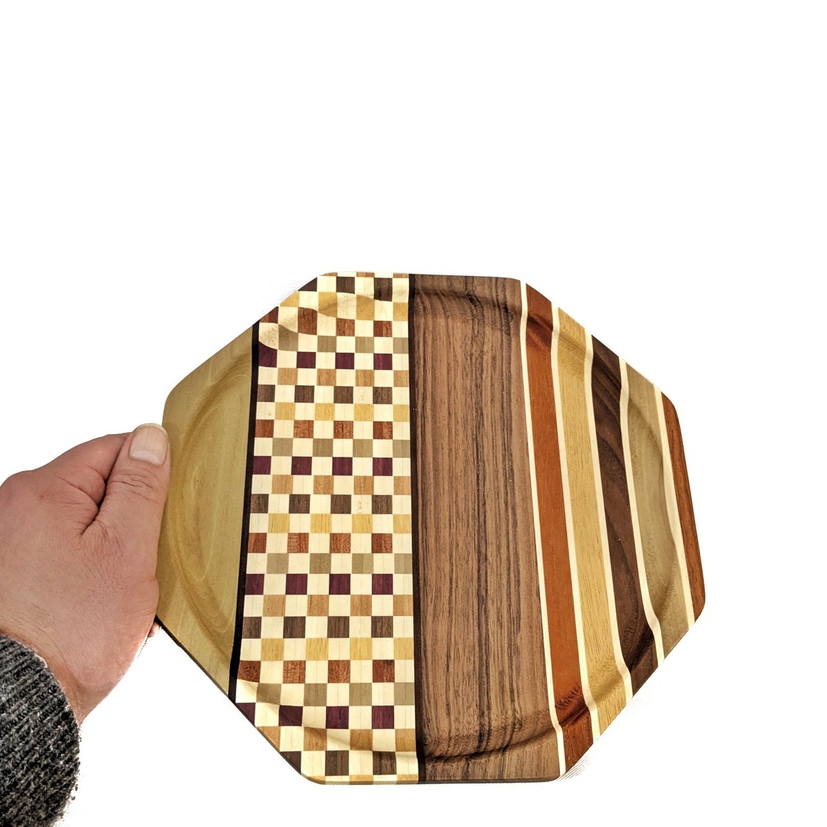 箱根寄木細工の無垢の八寸八角トレー。
無垢は普通の薄くスライスしたシートを貼るタイプとは違い、側面も寄木が見えて贅沢な仕上がり。

詳細はブログで♪
mabysoshite.hatenablog.com/entry/2026/02/…