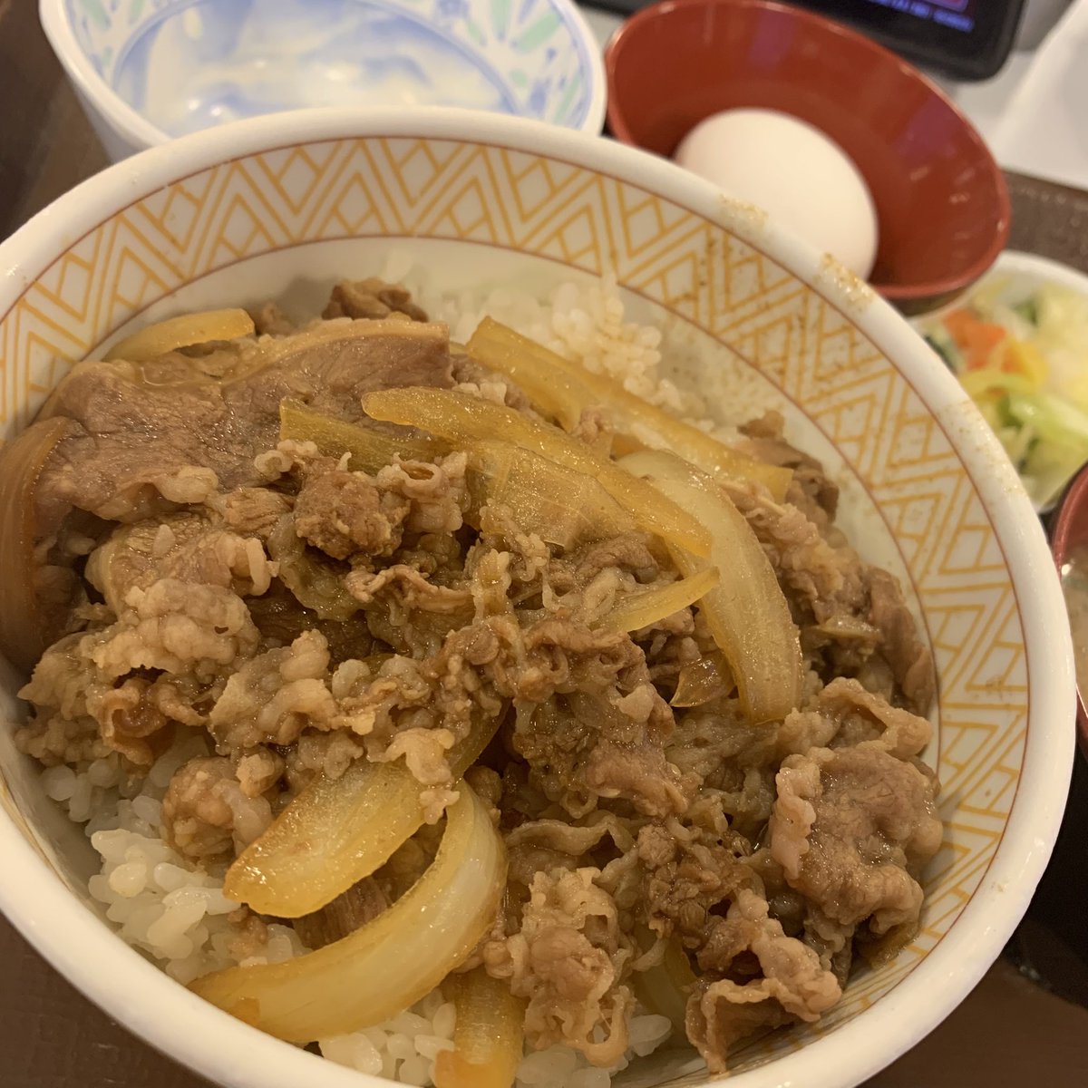 D_Dinner_Fukui's tweet photo. 雪の中のすき家。めちゃくちゃ降ってる。これは積もるなー。最近、忙しくてなかなかアップ出来てないけど落ち着いたときは必ずホッとするすき家だ。今夜も仕事だー締切間に合わせるぞー！
#すき家 #雪の中のすき家 #雪景色 #牛丼 https://t.co/G4Ot0lcGzM
