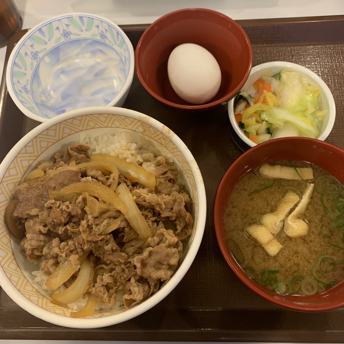 D_Dinner_Fukui's tweet photo. 雪の中のすき家。めちゃくちゃ降ってる。これは積もるなー。最近、忙しくてなかなかアップ出来てないけど落ち着いたときは必ずホッとするすき家だ。今夜も仕事だー締切間に合わせるぞー！
#すき家 #雪の中のすき家 #雪景色 #牛丼 https://t.co/G4Ot0lcGzM