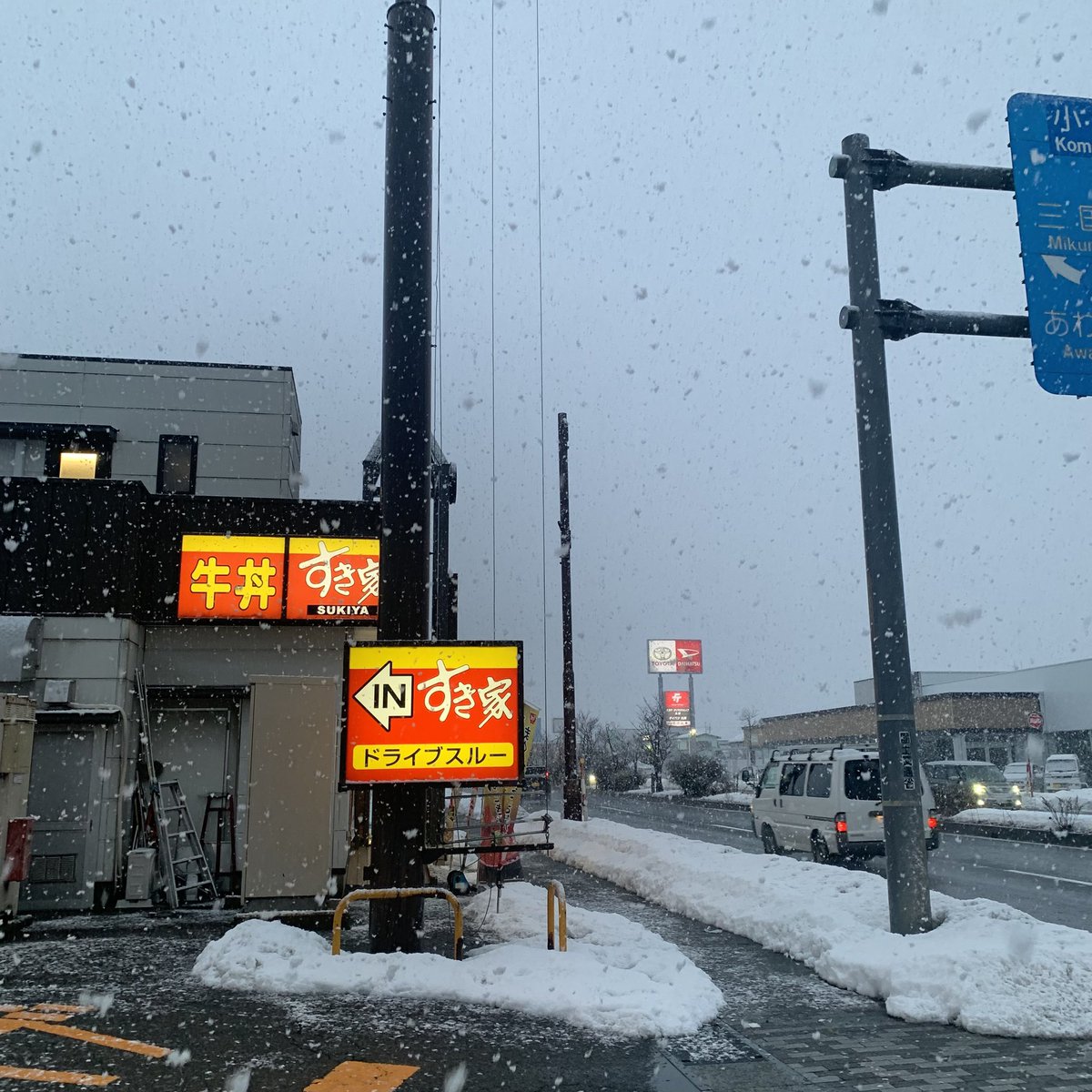 D_Dinner_Fukui's tweet photo. 雪の中のすき家。めちゃくちゃ降ってる。これは積もるなー。最近、忙しくてなかなかアップ出来てないけど落ち着いたときは必ずホッとするすき家だ。今夜も仕事だー締切間に合わせるぞー！
#すき家 #雪の中のすき家 #雪景色 #牛丼 https://t.co/G4Ot0lcGzM