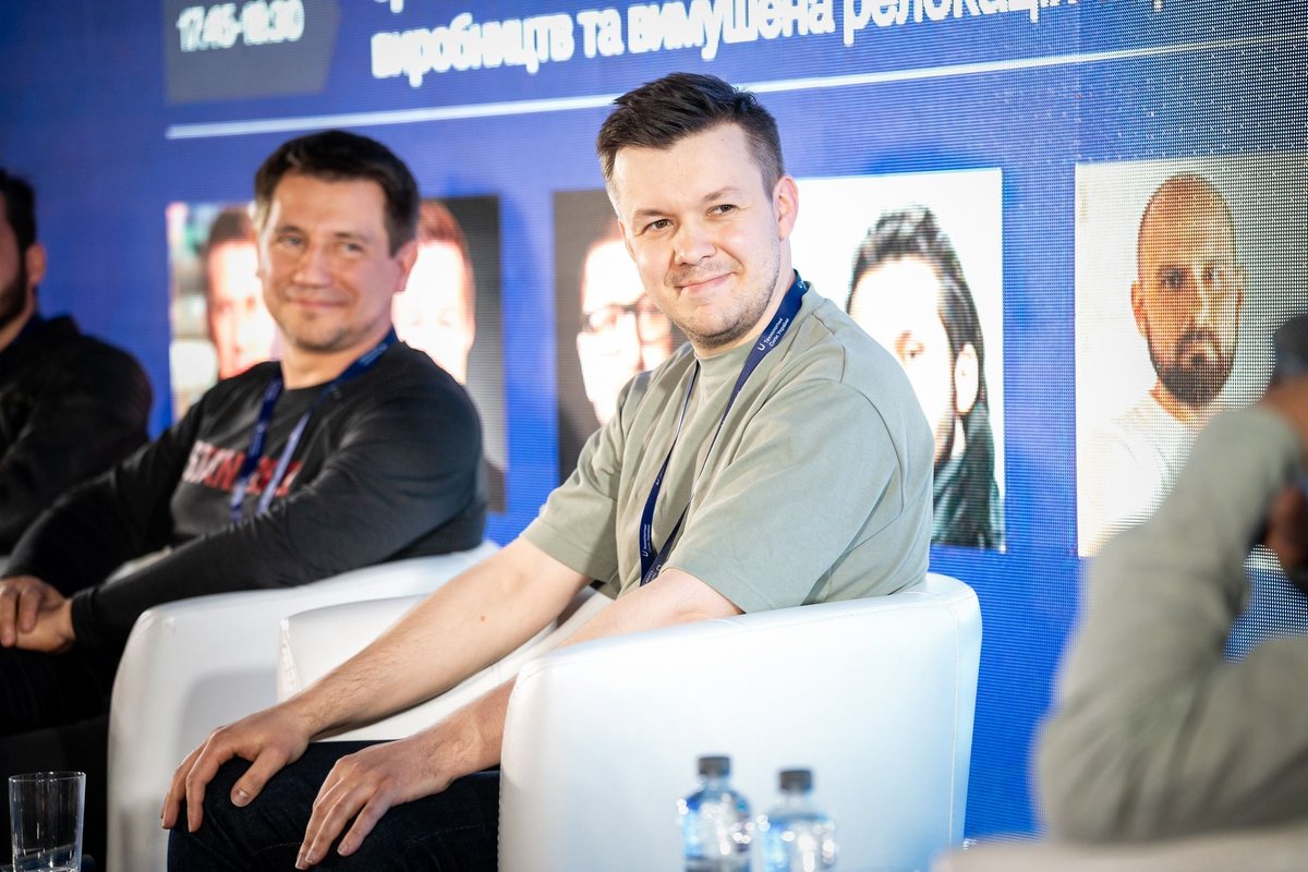 YaroslavAzhnyuk's tweet photo. Маємо 100+100 відкритих позицій в @thefourthlawai та @SystemsOdd.

Робота в Оборонці - найстабільніший кар’єрний вибір на наступні 20 років не лише в Україні, а й у світі. І для чоловіків, і для жінок. І в Україні, і за її межами. 
100 в R&D+Ops і 100 на виробництві.

Приєднуйтесь, щоб робити передові у світі автономні ШІ-модулі, теплові та денні камери, які використовують сотні виробників дронів. 

Докладіть свої руки і інтелект, щоб збивати шахеди, які летять на наші міста, знищувати окупантів доки вони не знищили нас, і робити вплив на усіх рівнях сил оборони. 

Окремо – якщо ви топ-топ спеціаліст чи спеціалістка, найкращі у світі чи в Україні у своєму фаху — ви нам дуже треба! 

- достойна зарплата
- критичне підприємство з бронюванням
- мега-адекватний менеджмент 
- надзвичайно компетентна команда
- вайб, де багато роботи, багато зростання і кар’єрних можливостей

Найважливіше: це є діло богоугодне. Колись зможете з гордістю відповідати на питання своїх дітей і внуків про те, чим ви займалися у 2026 році. 

Над чим працювати?
- Автономні системи для фронту, перехоплювачів, та інших засобів
- Симуляція для тестування та навчання цих систем
- Тепловізійні та денні камери, гімбали
- Напівпровідникова фабрика з виробництва сенсорів
- Звичайно ж - це не лише інженерія та виробництво, але й уся операційка, продажі, комунікації, фандрейзинг та все інше

Що за робота? Дуже різна:
- водії, збиральники на виробництві
- менеджери складу, закупівель, продажів
- програмісти усіх видів
- механічні інженери
- менеджер ферми 3д-принтерів
- високорівневі ролі у продажах, операційці, рекрутингу та HR
- інвестбанкір на величезний проєкт з фабриками
- для людей з геймдеву – розробка симуляції
- для фізиків, математиків і програмістів систем контролю теж є робота

Чому це найстабільніший кар’єрний вибір?
Подивіться довкола, почитайте новини. Навіть якщо наступного тижня перемир’я – стоїть черга за нашими дронами і черга інвестувати у наші компанії. Гренландія. Відсталість Європи. Кабелі під Балтійським морем. Аеропорти у Копенгагені. Іран. Ізраїль. Китай. США. Канада. Рашка нікуди не зникає. Дрони і ШІ не перестануть розвиватися. Ланцюги постачання не стануть захищеними. Наступні 20 років світ переозброюється. Не ясно, які роботи і у кого забере ШІ, але він ще довго не забере роботу у тих, хто використовує його для виробництва і впроваджує його у роботизовані системи. Не ясно, яка сфера економніки буде під ударом наступною, але якщо хочемо захиститися на століття – маємо стати незламними у сфері оборонки. 

Є міф, що оборонка не для жінок, – це дурниця. У всіх ролях маємо жінок у команді. Доєднуйтесь. 

Є чимало чоловіків, які не виходять з дому. Дивіться – я ж теж не пішов добровольцем у 22му і досі не ношу піксель. Доєднуйтесь до оборонки, зробіть те, що вам підказує честь і дихайте на вільні груди. 

Подавайтеся через DOU:
https://t.co/IhPw7I0zDT 
https://t.co/9nKCpb9FfR

Ролей там менше ніж 200, але на деякі з них — як програмістські, так і на виробничі наймаємо по 5+ людей. Це понад десяток окремих продуктових треків між TFL та Odd.

Якщо вже подавалися і не отримали відповіді – подайтеся повторно

Наша команда рекрутингу зростає, але все ще не завжди встигає

Якщо вашої вакансії немає, але дуже хочете і бачите де створите цінність – там є вакансія Join US — пишіть на неї. 

Якщо ви “топ-топ”, і не отримали відповіді упродовж трьох днів – напишіть мені в директ. 

Дякую за підтримку і поширення цього важливого повідомлення!