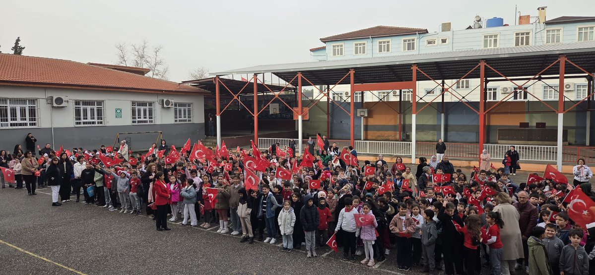 #BayraklaBaşlayanOkul
