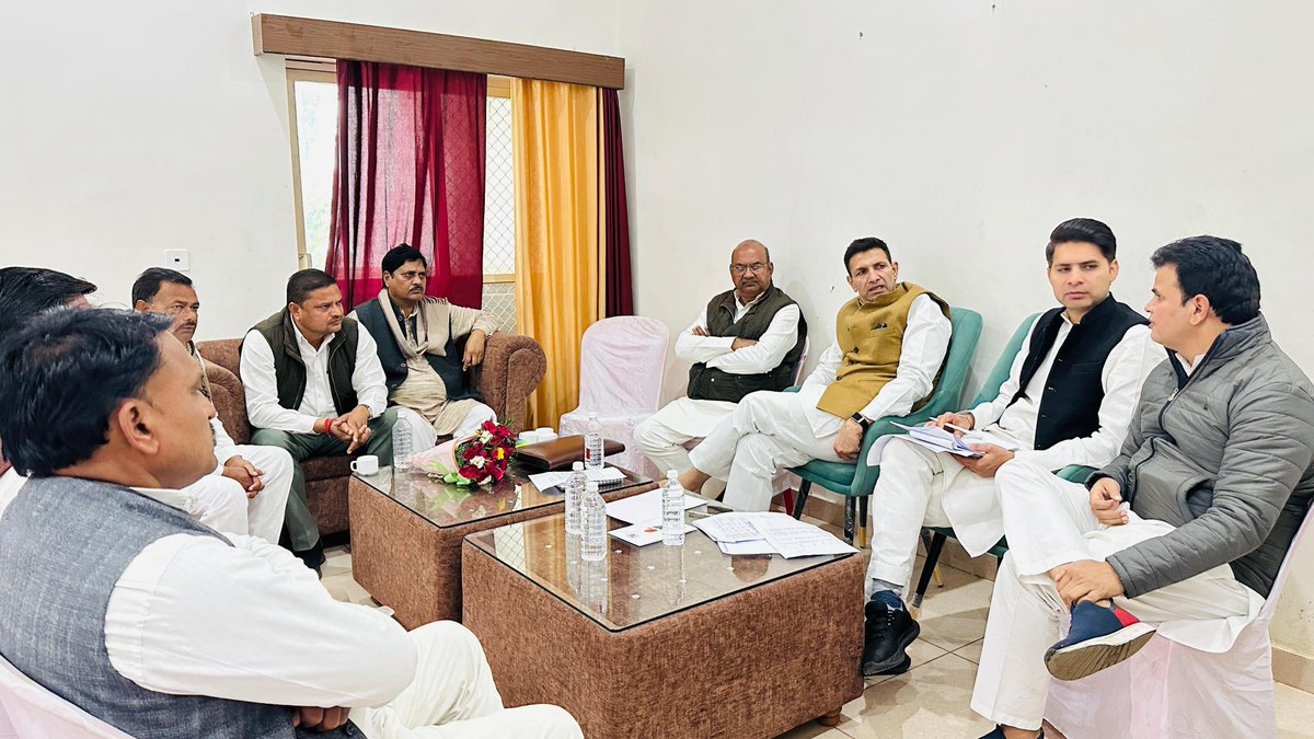 आज खजुराहो में AICC सचिव श्री रणविजय लोचाव जी के साथ सागर ज़िले की बीना, खुरई, सुरखी, देवरी, रहली, नरयावली, सागर और बंडा विधानसभा क्षेत्रों की विधानसभा स्तरीय बैठकें आयोजित की गई।

इस बैठक में जिला अध्यक्षगण, जिला समन्वय समिति के सदस्य, नवनियुक्त ब्लॉक अध्यक्ष, विधानसभा प्रभारी