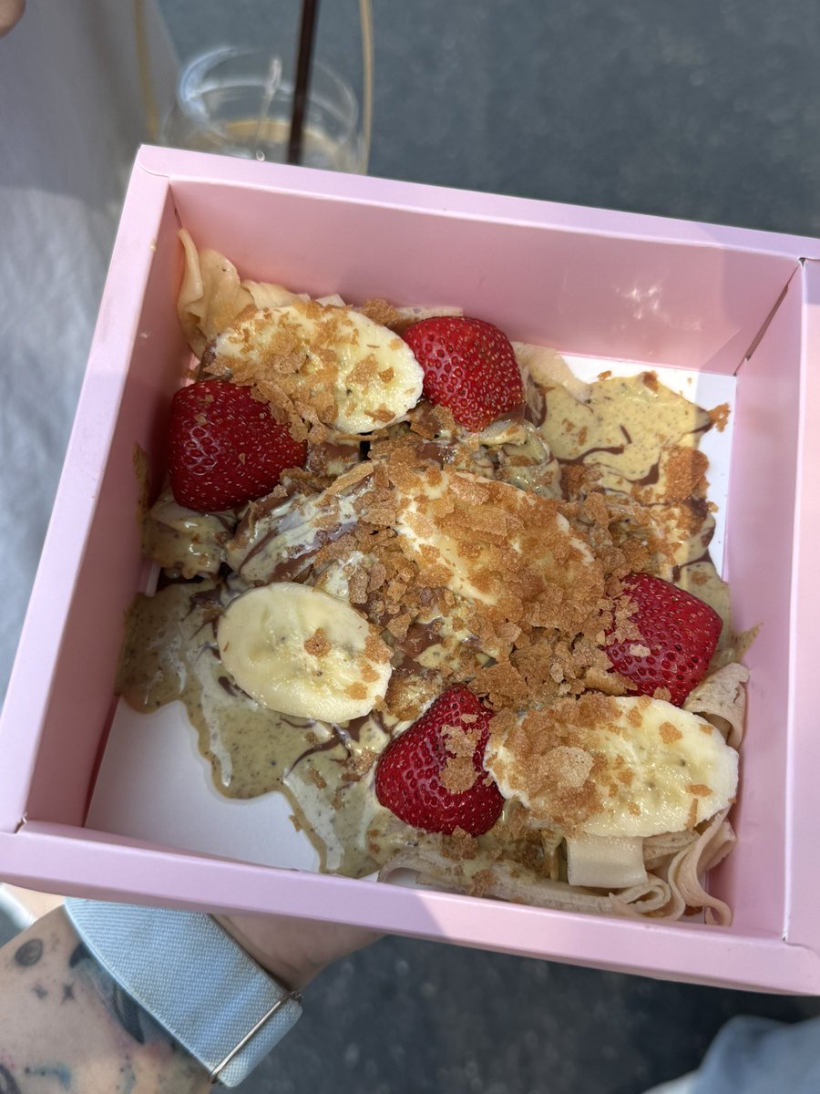 ได้กินแล้ว #เครปในตำนาน วันก่อนไปตอน1ทุ่มกว่าๆ เห็นคนต่อแถวยาวววววมากกกกกกกกกกกกกกเลยไม่ได้ซื้อ แต่วันนี้คือพุ่งไปก่อนเลย ซอสพิตาชิโอ้อร่อยมาก ผสมกับนูเทลล่าคือแบบ เริ่ดเกิน แนะนำให้สั่งผสมกันเลย อร่อยอะ อร่อยๆๆๆๆ โรยเฟยตินด้วย กรอบๆหวานๆมันๆ โอ้ยยยยยยย ฟินระเบิด