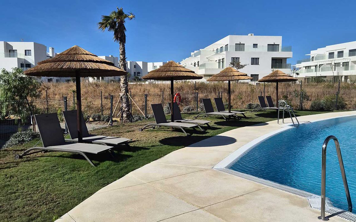 Thatch tiles for modern projects.

Traditional beauty with modern installation methods.

👉 Learn more: capereed.com/what-we-do/tha…

#Thatch #ThatchTiles #ThatchUmbrellas