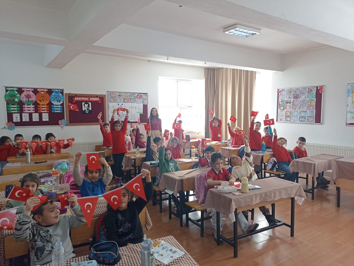 🇹🇷 Bayrak; milli birlik ve beraberlik ruhunun, ortak değerler etrafında kenetlenmiş bir milletin ifadesidir.

<a href="/tcmeb/">Millî Eğitim Bakanlığı</a>
<a href="/MusMilliEgitim1/">Muş İl Millî Eğitim Müdürlüğü</a>
<a href="/Yalcn_Sune/">Yalçın Süne</a>
#bayraklabaşlayanokul 
#VartoCumhuriyetİlkokulu