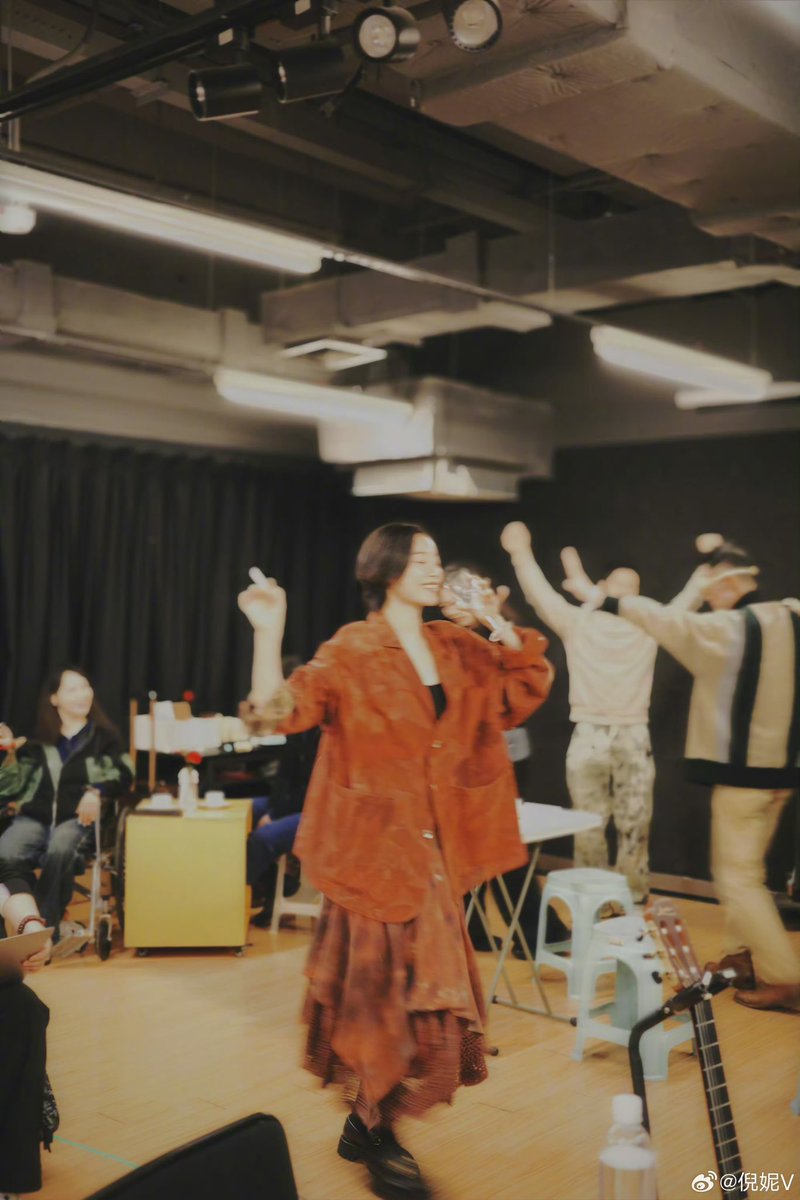 cdrama_update's tweet photo. #NiNi shares new snaps for #ADreamLikeADream rehearsal
#倪妮 #如梦之梦 https://t.co/t3YyEZ1xZ9