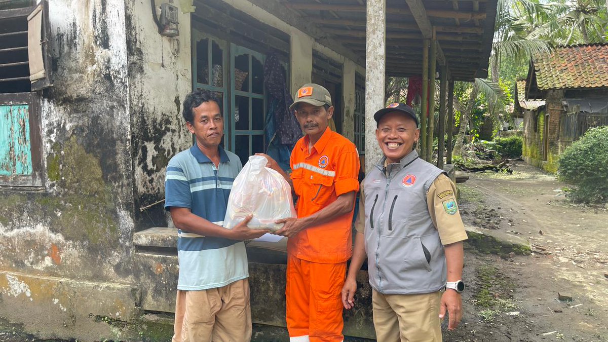 Cuaca ekstrem berupa hujan lebat mengakibatkan kerusakan pada rumah warga di Dukuh Pandaian RT 03 RW 02 Desa Jagamertan, Kecamatan Petanahan, Kabupaten Kebumen, Senin (2/2/2026).