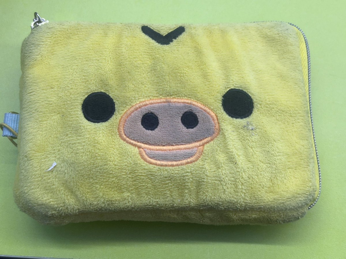 RT부탁드려요
강남구에 있는 씨유 편의점에서 현금결제 후 지갑 잃어버린 여학생을 찾습니다
BTS 진 님의 생일 포카가 들어있어요
#BTS #진 #김석진