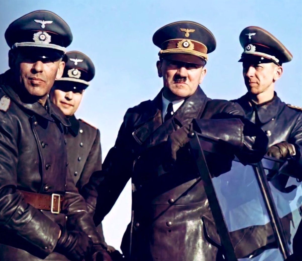 Si hubieran ganado estos tipos no habría habido lista de Epstein

Ni inmigración masiva
Ni trabajo precario
Ni problemas de vivienda
Ni familias rotas
Ni feminismo
Ni LGTBI
Ni aborto
Ni préstamos con intereses
Ni arte degenerado

Llámame raro y loco,pero para mi eso es el paraíso