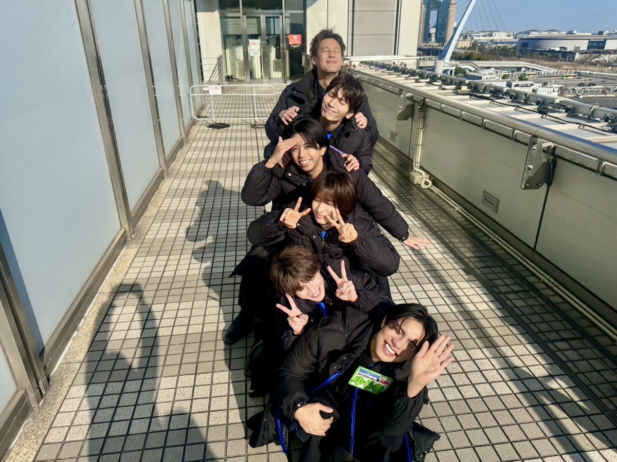 takuya_matsuri's tweet photo. ぽかぽか生歌唱ありがとうございました🥹✨

今日は天気も良くてぽかぽかで
とっても気分が高まる気候の中
歌わせていただきました☺️❤️‍🔥

とはいえ寒い中待っててくれたみんな
忙しい合間でもテレビ見てくれたみんな
朝からSNSから応援してくれたみんな
本当にありがとねー😊💞

今日もみんなのおかげで楽しく頑張れた🥰❤️‍🔥

写真は縦になってみたけど
眩しすぎてほとんどのメンバー
目を閉じてます🤣🤣🤣

僕は光に弱く目が開けられない人です🥹🤣

ではでは
また明後日ぽかぽか生歌唱
よろしくお願いします🙇💕

今日もたくさんありがとねー😋❤️‍🔥

#MATSURI
#ぽかぽか