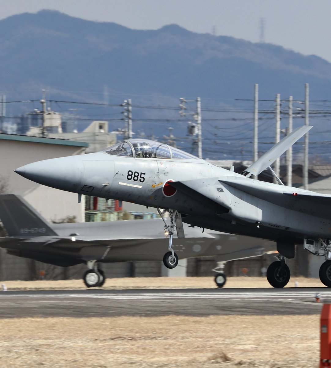 今日の小牧   part (2) 

那覇基地  204TFSから

F-15#(885)  IRAN-IN

後方には待機中の

新造機F-35#(749)