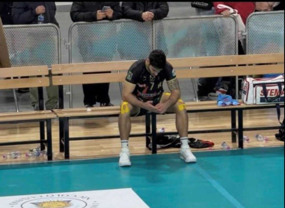 LorellaEnza's tweet photo. nella pallavolo devi dare tutto te stesso e tu lo fai ma gli altri cosa fanno..

 alza la testa campione tu vivi ami senti amore per la pallavolo 🏐 hai ancora molto da offrire alla pallavolo 🏐 ti vogliamo bene #javi7 #helevier #godragons https://t.co/9WhVkcZVXo