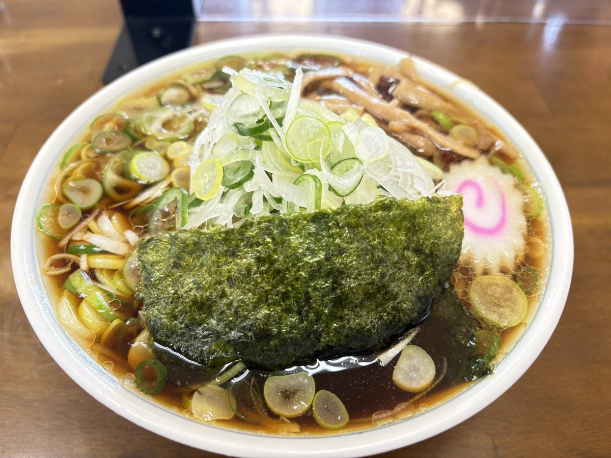 鈴屋 ラーメン

チャーシュー麺         ¥1200

20数年ぶりに竹岡の人気店へ突撃

麺がほぼストレート麺で長い！
ブタも大きいのが3つとネギが沢山入っていて食べる前は高いと思っていたが何気に高コスパなのでは？

個人的に醤油のキレがあればアリなんだけどな！次行く機会が有ればカラメで勝負👍