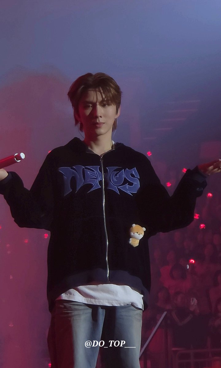 몬스타엑스 콘서트에서 안 뛰면 기현이가 님지금머하심???;; 하면서 이러고쳐다봄