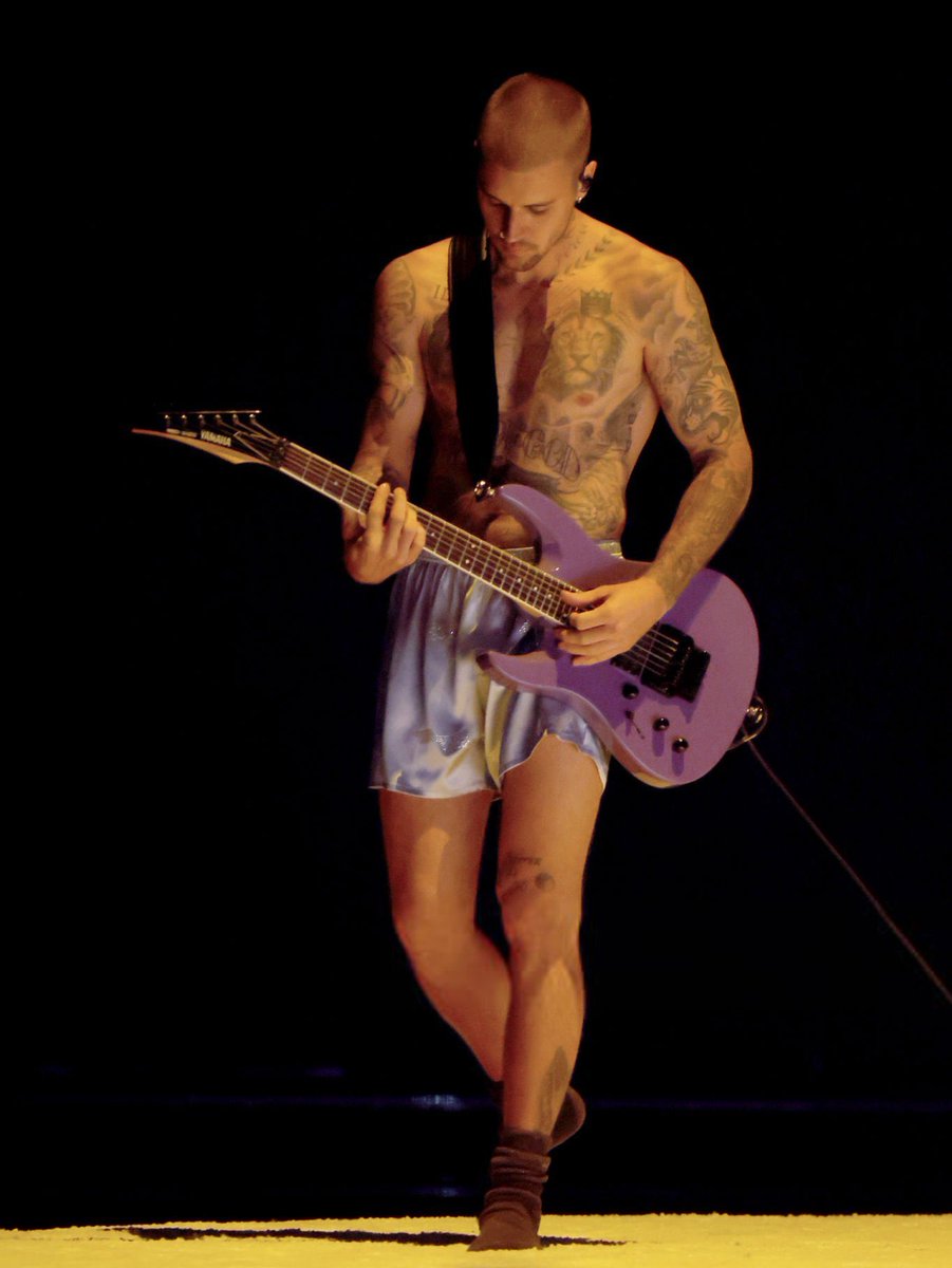 the Purple guitar was for the BELIEBERS 🥹💜