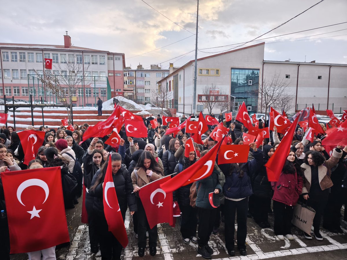 🇹🇷🇹🇷🇹🇷 Emanetiniz Emin Ellerde… 
#BayraklaBaşlayanOkul