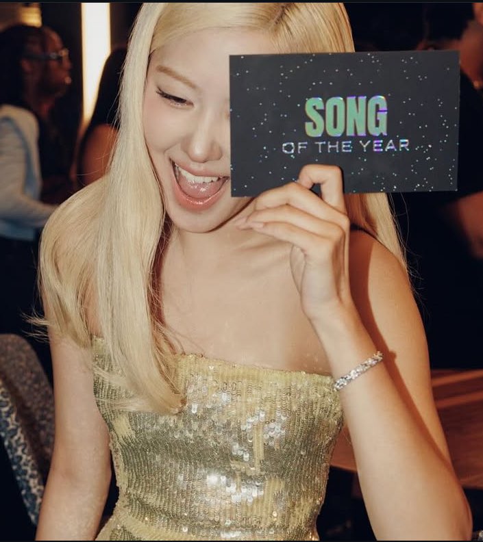 chaescvnty's tweet image. won song of the year at the VMAS and was nominated for 3 grammys, not everyone can say that