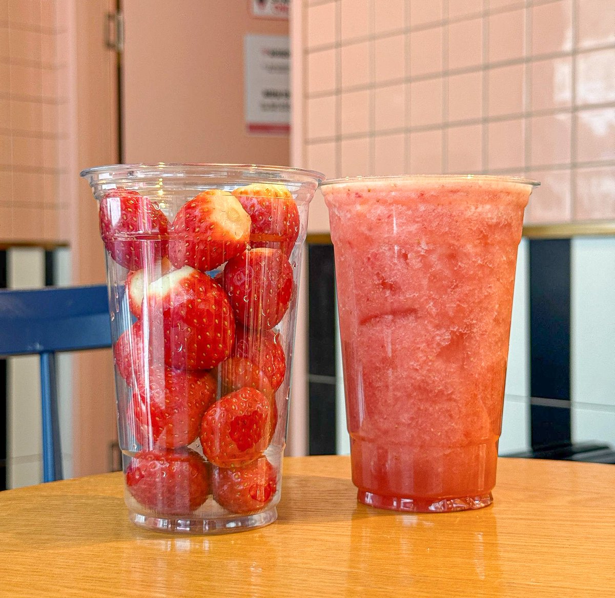 #EVENT
저도 주말에 갔는데 품절이었어요,, (° ◜ᯅ◝.)°｡
오늘 출근해서 직접 세어봤는데
🍓작은 딸기는 17~18개 
🍓쪼금 더 큰 딸기는 14~15개 가 들어가요!
감사한 맘으로 담당자가 또 여는 이벤트🥹💗

RT = 생딸기쥬스 1잔 (10명) *평소보다 많이 가져왔어요
당발 = 2/6(금)