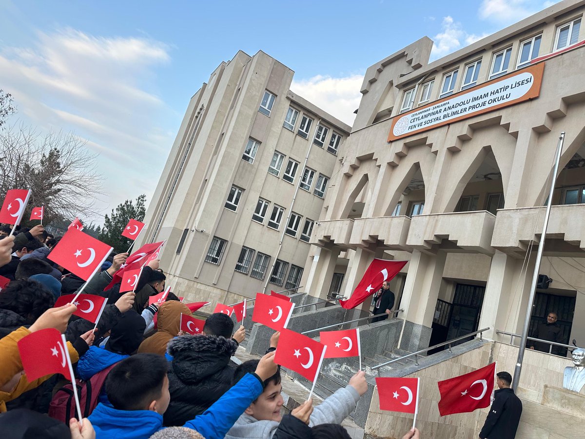 #BayraklaBaşlayanOkul