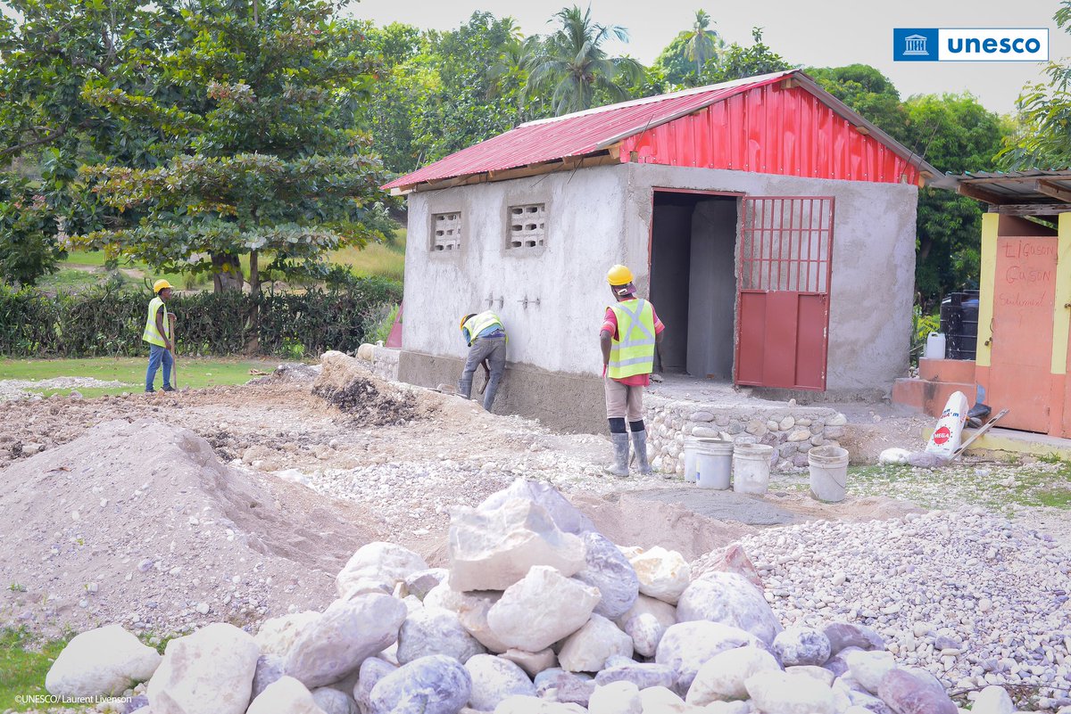 Rénover, sécuriser, éduquer.
​Nos équipes étaient sur le terrain (Sud, Nippes, Grand'Anse) pour accélérer les travaux dans les écoles et centres familiaux.
​Objectif : offrir aux élèves haïtiens un environnement sain et sûr. Merci au 🇨🇦 et 🇧🇷 pour leur soutien !
​#PRIPS #UNESCO