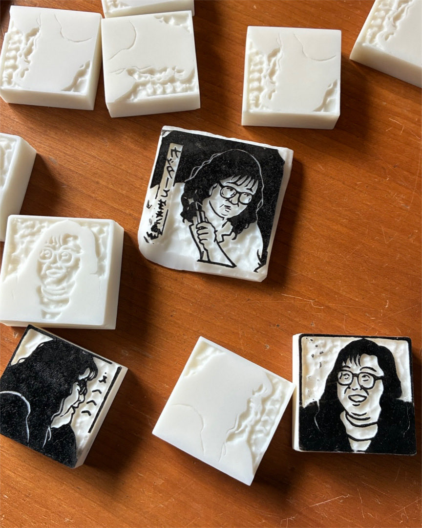 試作と研究を重ねていたナンシー関の作品のレプリカが遂に完成。
3Dデータから3Dプリンタで複製、製作。
細かいカッターの削り跡まで再現され、もちろんスタンプ台でハンコを捺すことも出来ます。
素晴らしい出来栄え。