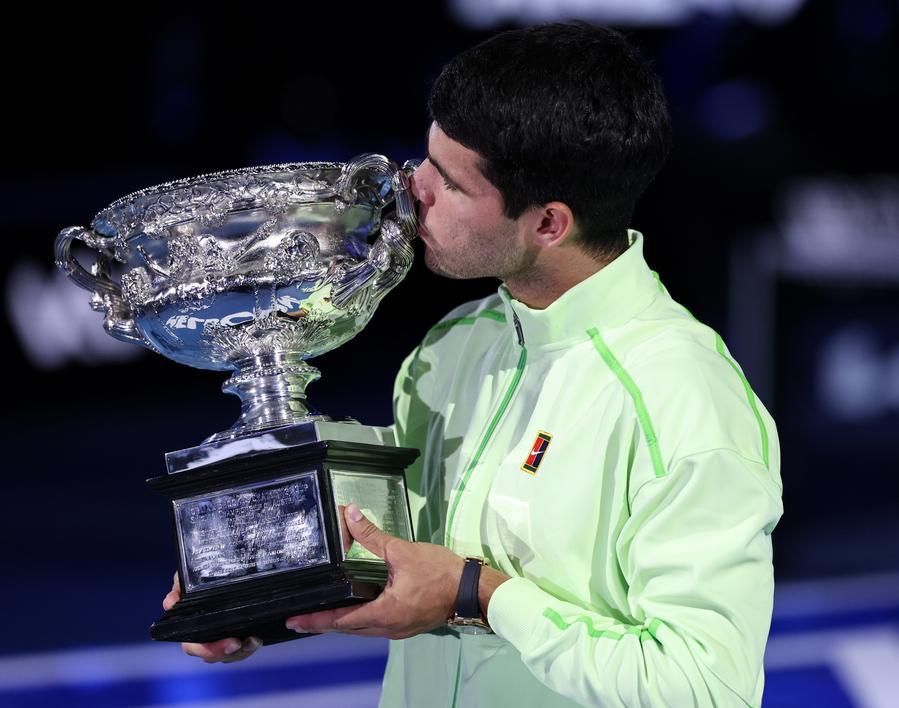ChinaDaily's tweet image. Top seed #CarlosAlcaraz won his first #AustralianOpen title on Sunday to complete his set of major trophies after outlasting #NovakDjokovic in the final.

In chilly conditions at Rod Laver Arena, the 22-year-old Alcaraz became the youngest winner of all four Grand Slam
