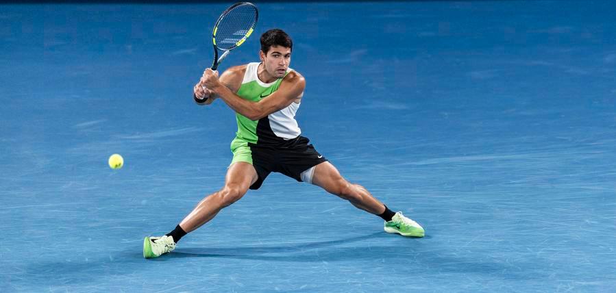 ChinaDaily's tweet image. Top seed #CarlosAlcaraz won his first #AustralianOpen title on Sunday to complete his set of major trophies after outlasting #NovakDjokovic in the final.

In chilly conditions at Rod Laver Arena, the 22-year-old Alcaraz became the youngest winner of all four Grand Slam