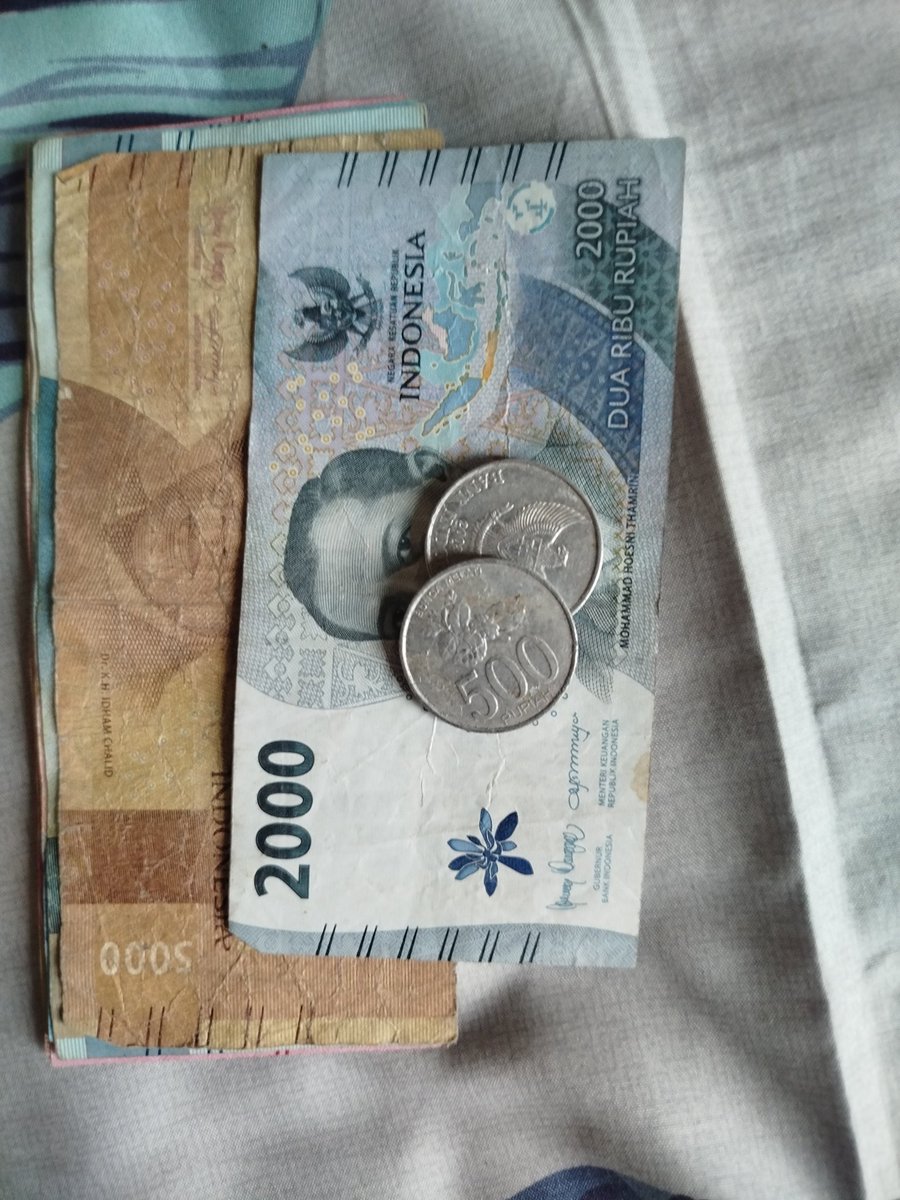 Gaji guru SD S1 🙂
Doakan, gaes, semoga aku segera mendapat pekerjaan lain.
Anak perempuan yatim piatu dari kecill apa-apa harus bisa sendiri.
Ini harus berkelahi dengan gaji segini🙂