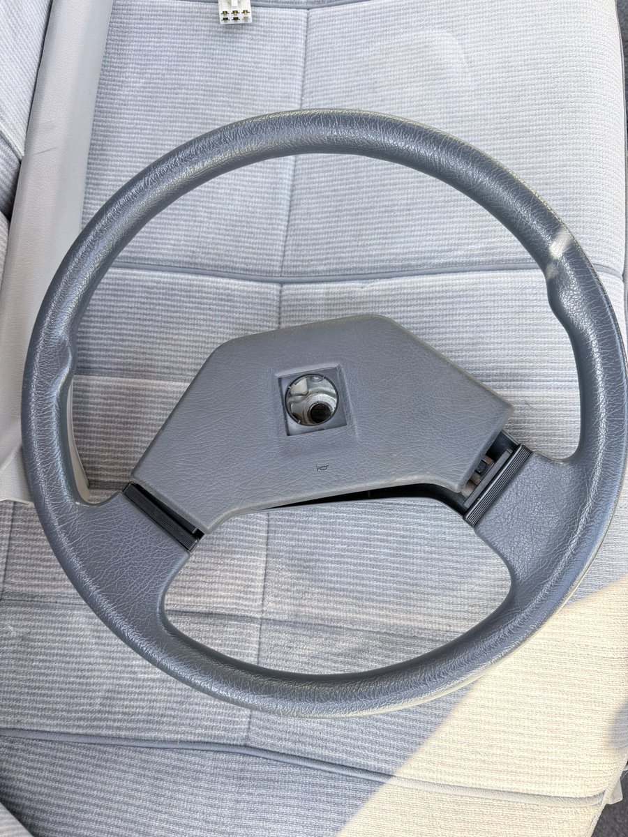 😢報告😭

今回は残念なご報告です。

まずはもぎもぎ会の参加ありがとうございました🙇‍♂️
残った売れるパーツを外して、
このまま解体の流れになります。

ここからが本題です。
3枚目のステアリングですが
真ん中のエンブレムがない状態で
車内に残っていました。