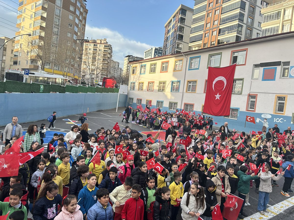 Abdullah_Kamil's tweet photo. İlk Dersimiz Bayrak Sevgisi Samsun İlkadım Necatibey İlkokulu #ilkdersimiz #ilkdersimizbayraksevgisi #BayraklaBaşlayanOkul #istiklalBayraklaİstikbalMaarifle https://t.co/toSy4XnsxX
