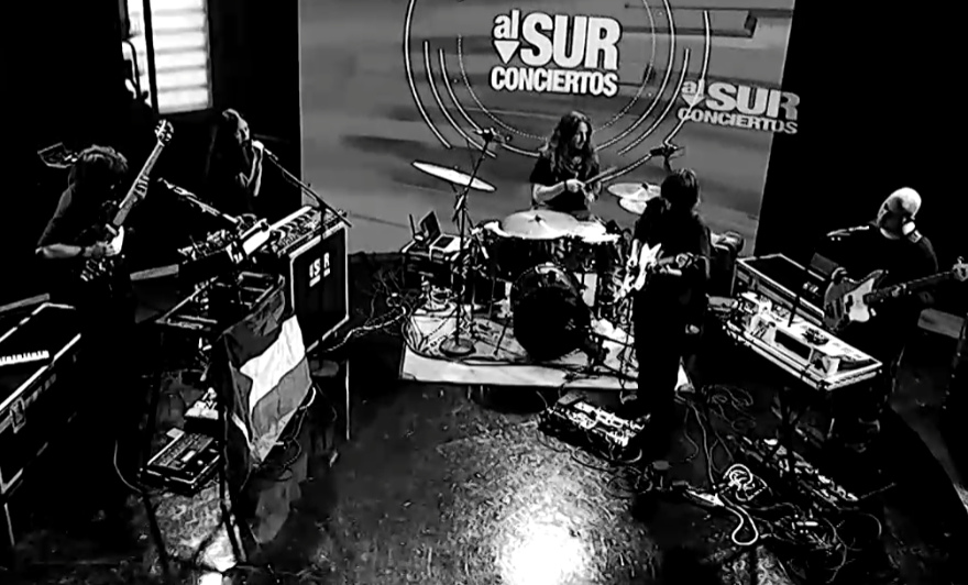 LocalDeEnsayo's tweet photo. Aquí https://t.co/cY1AomZUBS va el LOCAL DE ENSAYO de anoche (01-Feb) en @canalfiesta , con la primicia de #DosCretinos, @maderasabia , @BISAGRA_  , #ExilioAPlutón y #ChinaChinaChina, y el directo de @AlsurConciertos @isachi16  con @palmeras_negras + colaboración de @Sara_Zozaya https://t.co/J8C3Uo6WbR