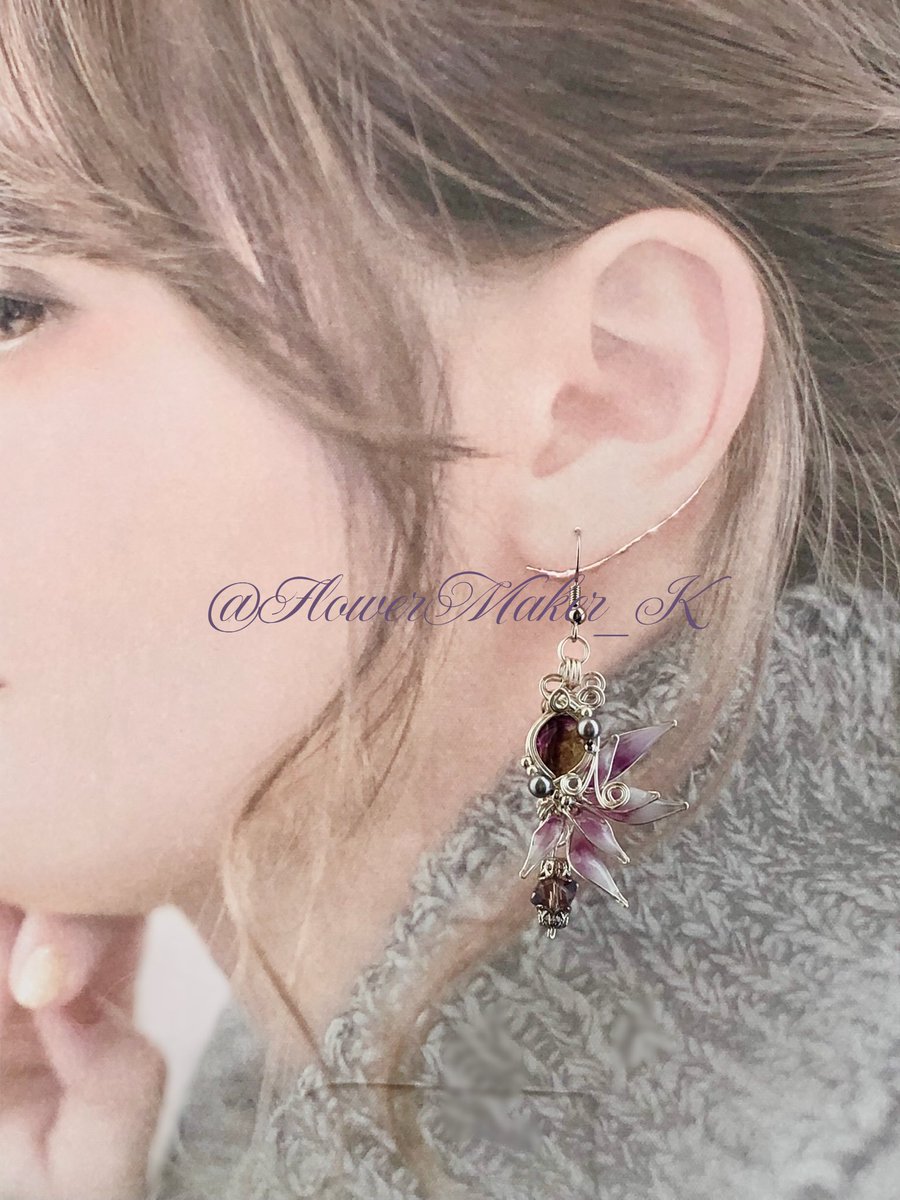 Flowermaker_k's tweet photo. こんにちは🌞
ようやく販売に向けた作品1パターン出来上がりました😊
実は色違いでブルーバージョンの写真の作品より少しだけ大振りの子も出来ました❣️そちらは後ほどアップします🙏🏻✨

お花モチーフの作品です☺️
お心に刺さると大変嬉しいです🙏🏻✨
#ワイヤーラッピング https://t.co/TgUBEI0TD0