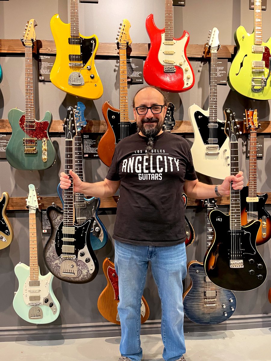 NAMM 2026に出展したこちらのOOPEGGカスタムギター2本はロサンゼルス市 