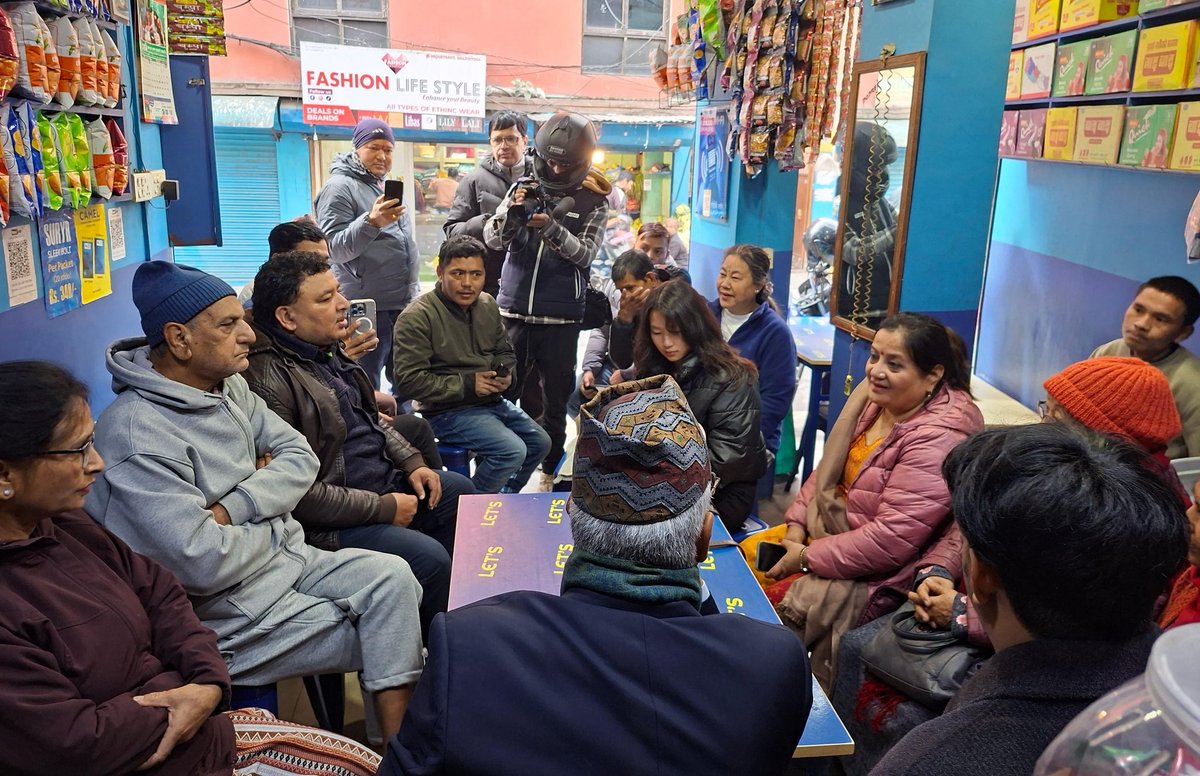RabindraMishra's tweet photo. आज विहानको ##चियागफ मा BBC का मेरा सहकर्मी सुमन दाइको बुवा, प्रतिष्ठित गीतकार किरण खरेलको पनि आशिर्वाद लिन पाएँ। मन प्रशन्न भयो। चुनाव चिह्न: #हलो, #विचारभन्दामाथिदेश

काठमाडौँ क्षेत्र नं १ का लागि सम्पर्क नम्बर: 9851183271 https://t.co/uAMNFQXY2V