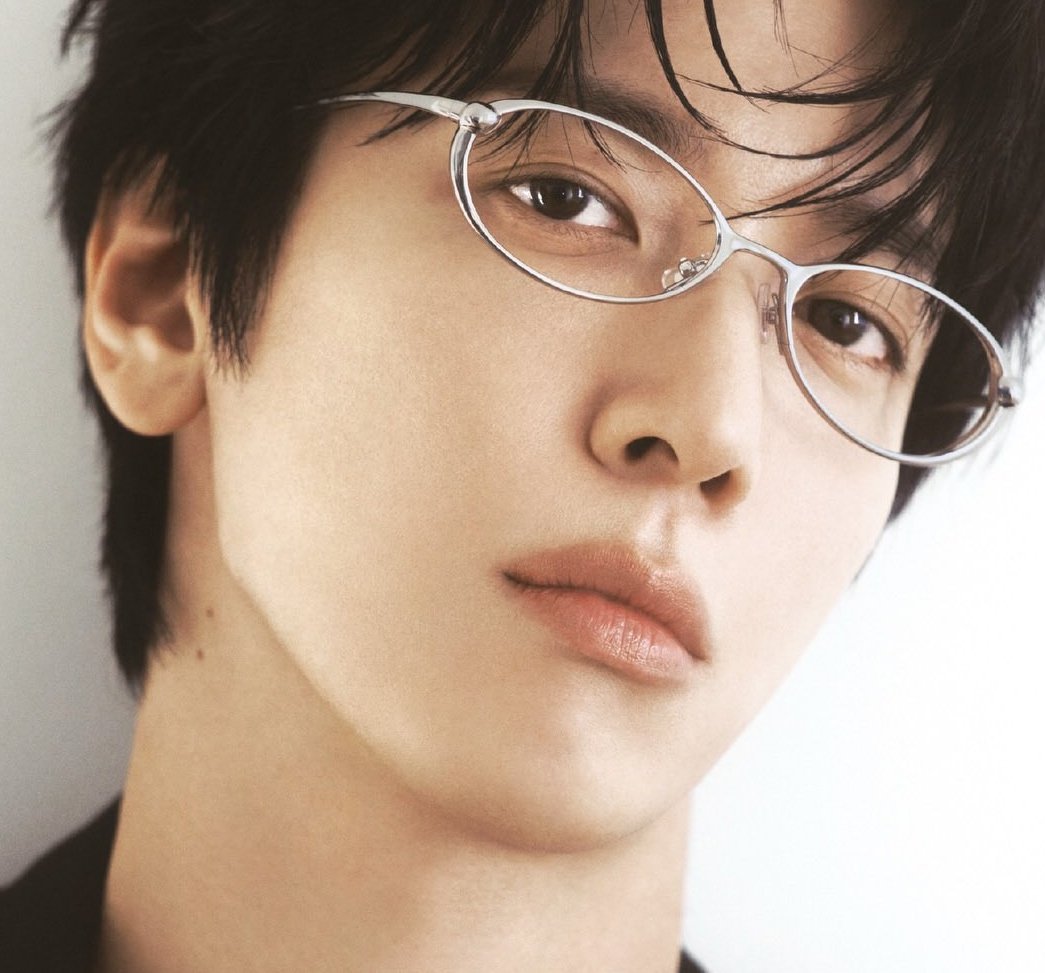 와 솔직히 사진너무맘에들어서 5억인데도 불구하고 샀고 오면 책상에 전시해둬야겟다 진짜 얼굴 레전드 내취향 열받네